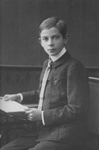 Schwarz-Weiß-Porträt des jungen Rudolf Ditzen im dunklen Anzug.
