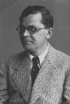 Schwarz-Weiß-Porträt Hans Falladas mit Brille und Anzug.
