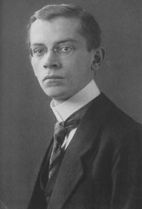 Schwarz-Weiß-Porträt Rudolf Ditzens als junger Mann.